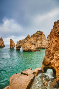 Europa, Portugal, Algarve, Litoral, Barlavento, Felsalgarve, Distrikt Faro, Lagos, Ponta da Piedade, Lagune mit Anlegestelle, Hochformat Europa, Portugal, Algarve, Litoral, Barlavento, Felsalgarve, Distrikt Faro, Lagos, Ponta da Piedade, Lagune mit Anlegestelle, Hochformat